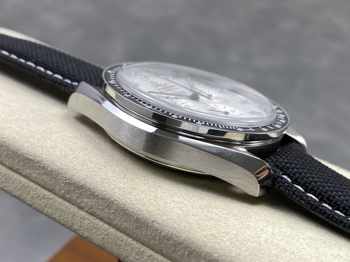 Omega Speedmaster Snoopy 260259 1:1 Superclone - Image 3