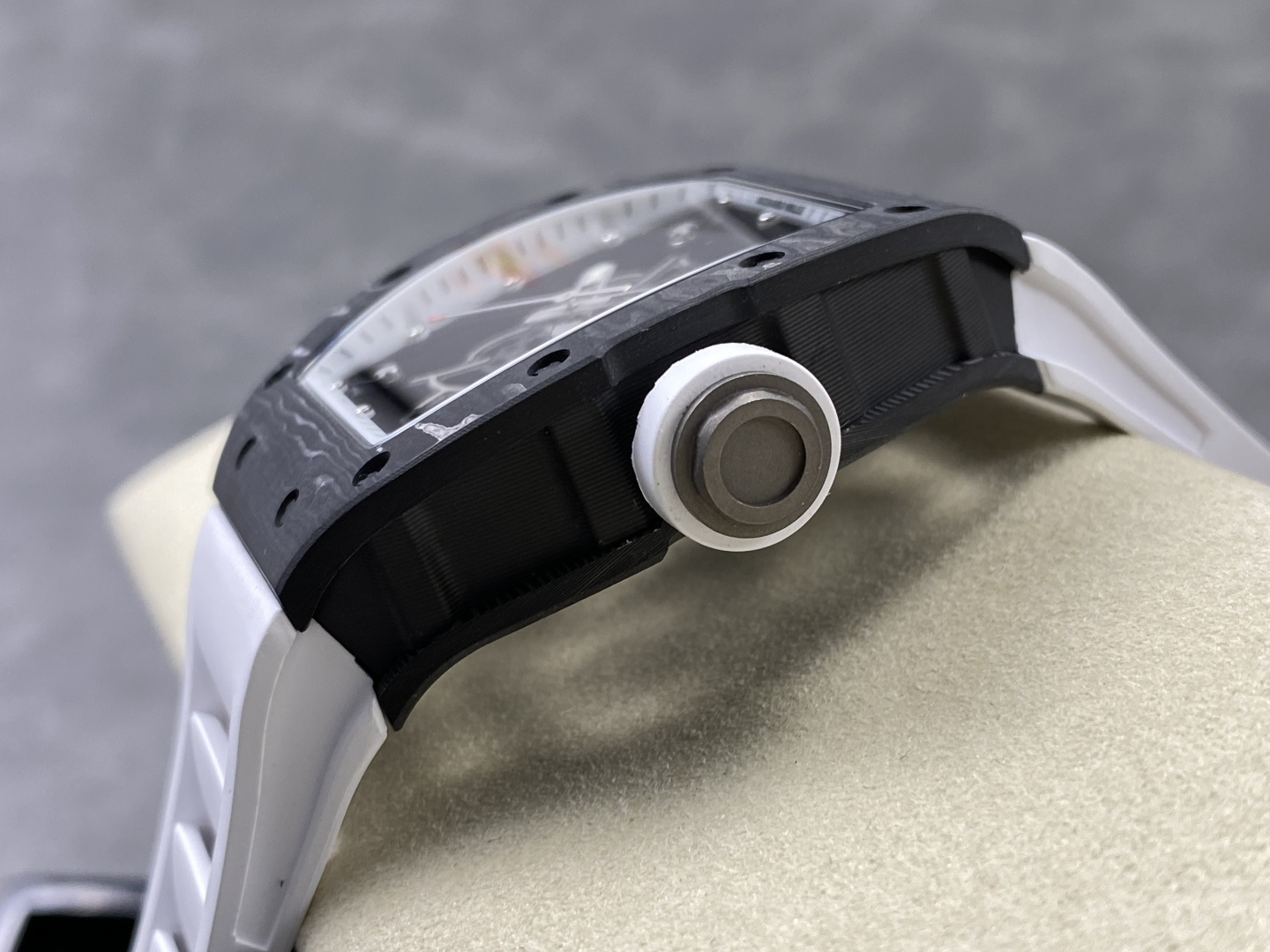 Richard Mille RM 055 RM055 Carbon composite Rubber strap 49.90 x 42.70 mm Configuration 5074DC 1:1 Superclone - Image 2