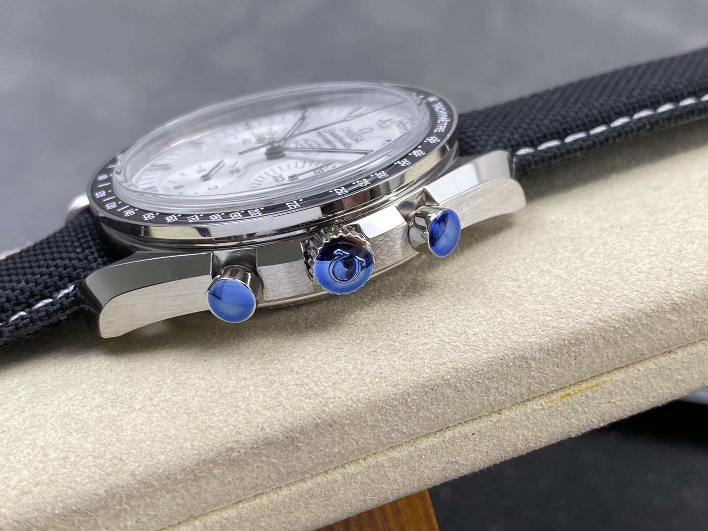 Omega Speedmaster Snoopy 260259 1:1 Superclone - Image 2