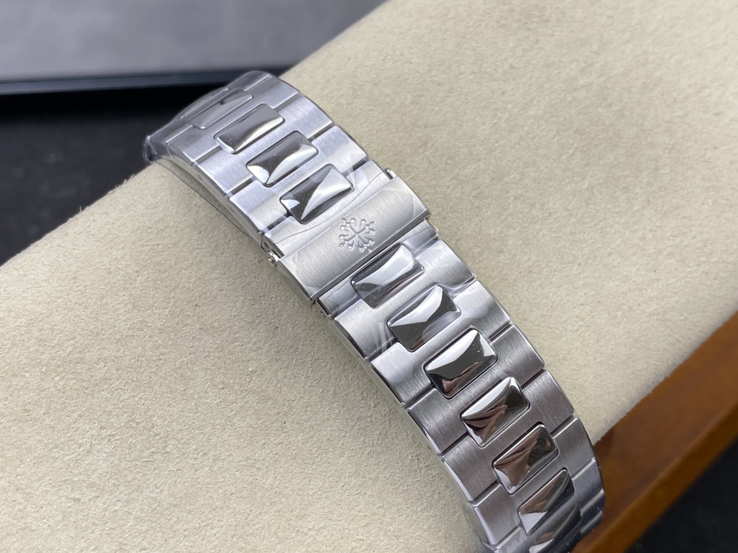Patek Philippe Nautilus 5711 3K Factory Configuration 81E8AE 1:1 Superclone - Image 5