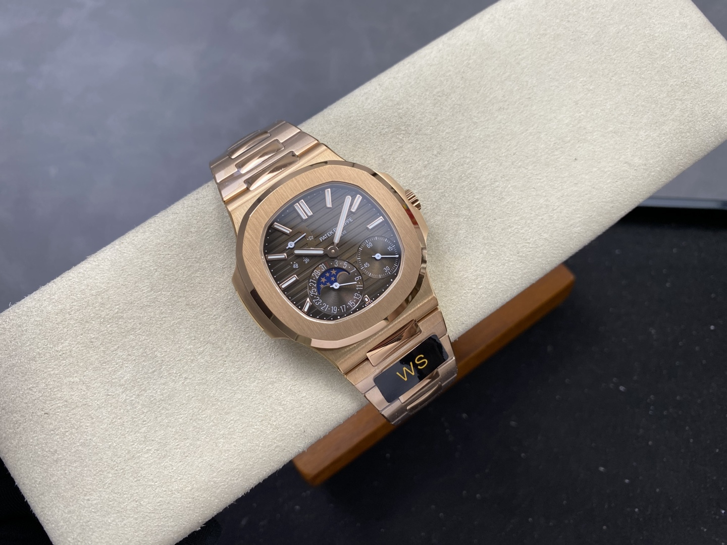 Patek Philippe Nautilus Phases De Lune 5712/1R-001 1:1 Superclone - Image 3
