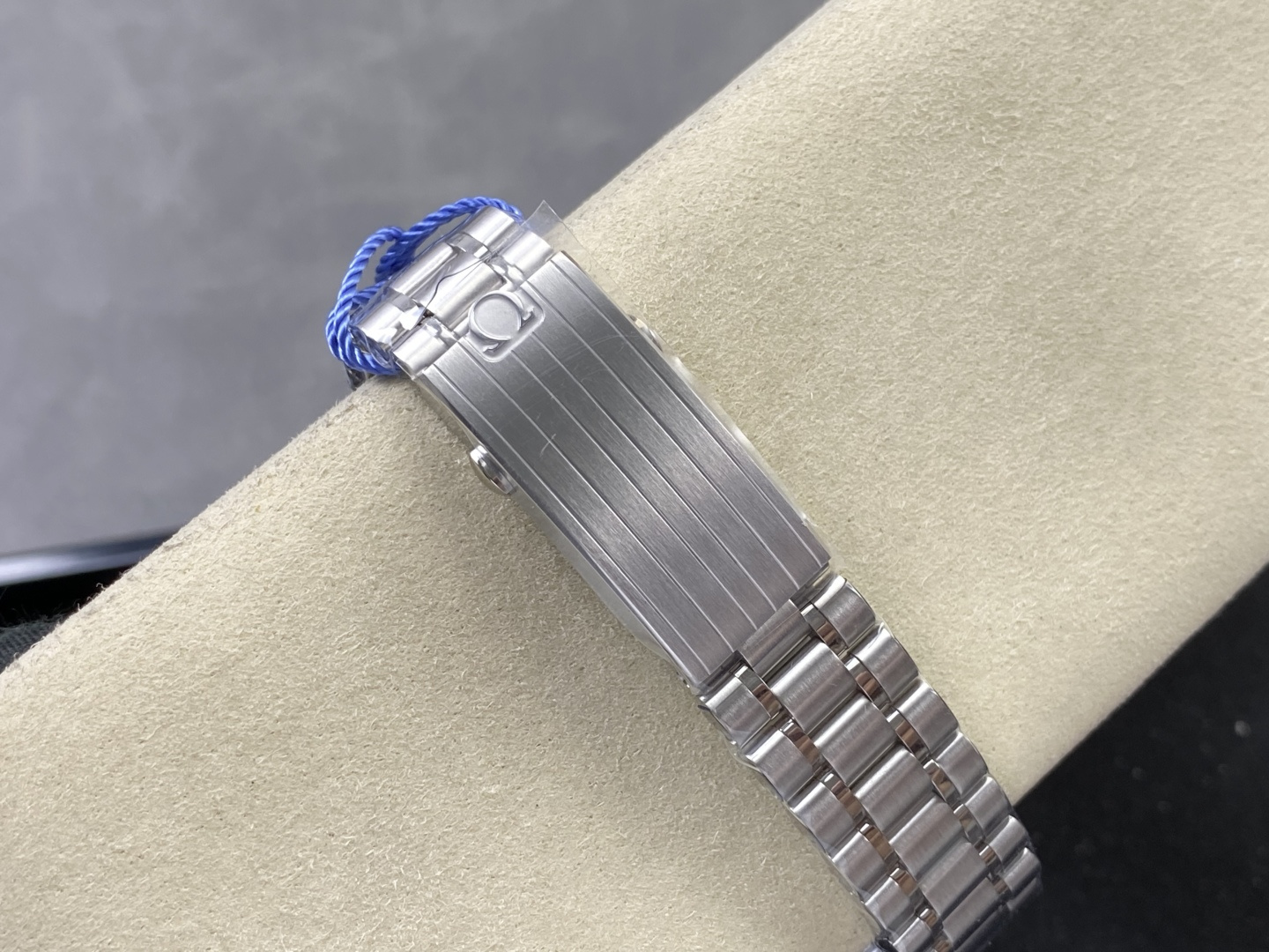 Omega Speedmaster Snoopy 834C69 1:1 Superclone - Image 5