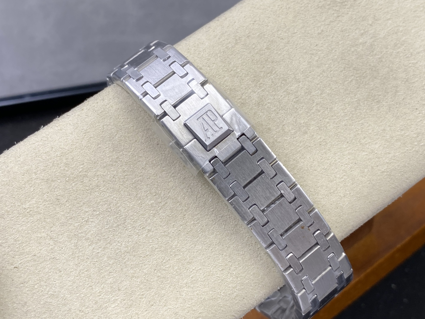 Audemars Piguet Royal Oak 67651OR 33 mm Date display Configuration 1B3F0C 1:1 Superclone - Image 5