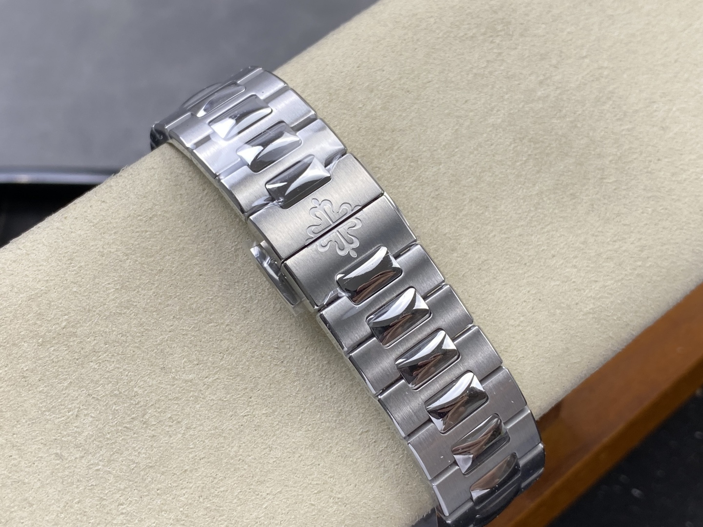 Patek Philippe Nautilus 5712 Rose-gold tone Gold dial 40 mm Moon phase WS Factory Configuration ACD19D 1:1 Superclone - Image 3