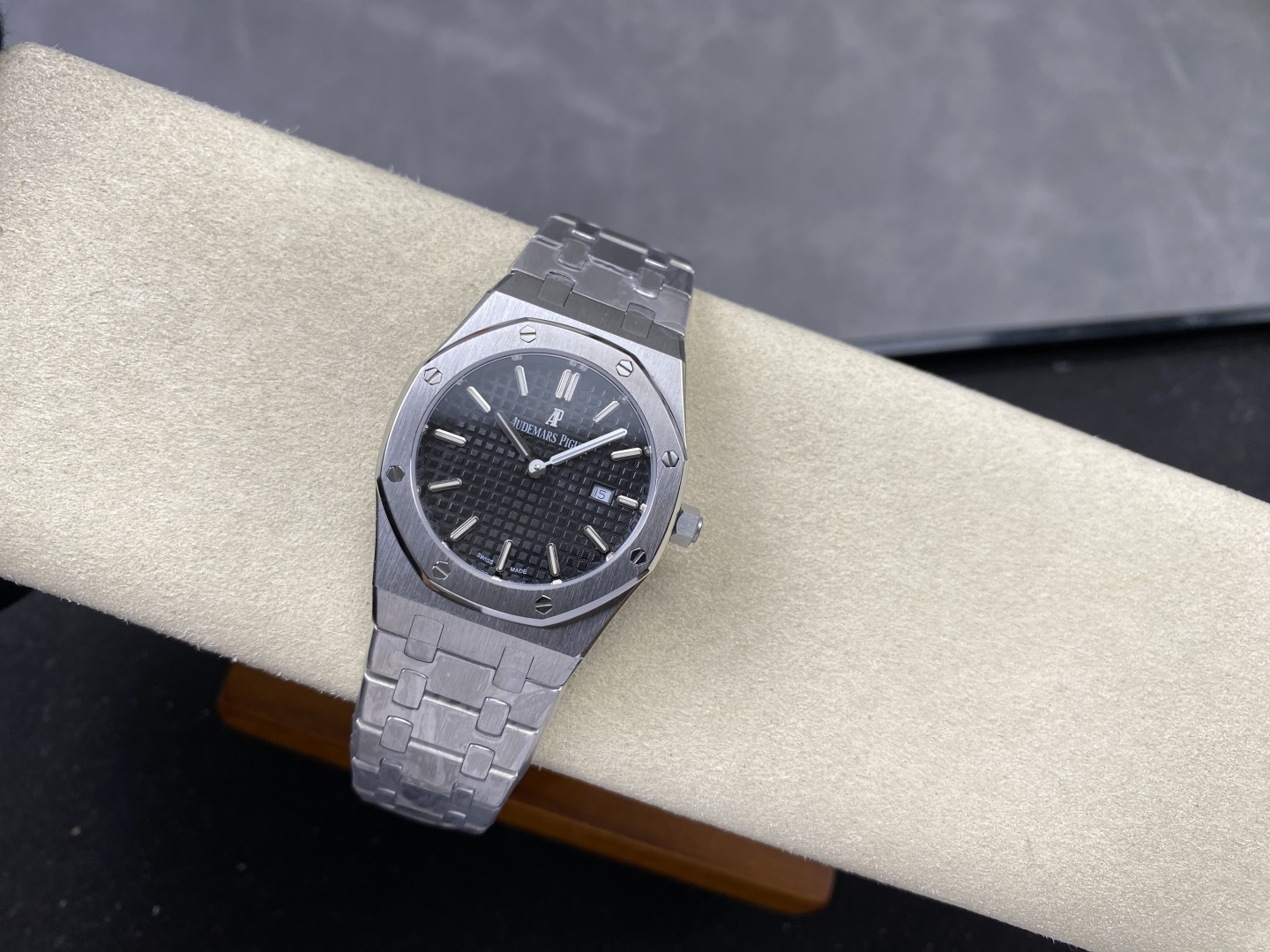 Audemars Piguet Royal Oak 67651OR 33 mm Date display Configuration 1B3F0C 1:1 Superclone - Image 3