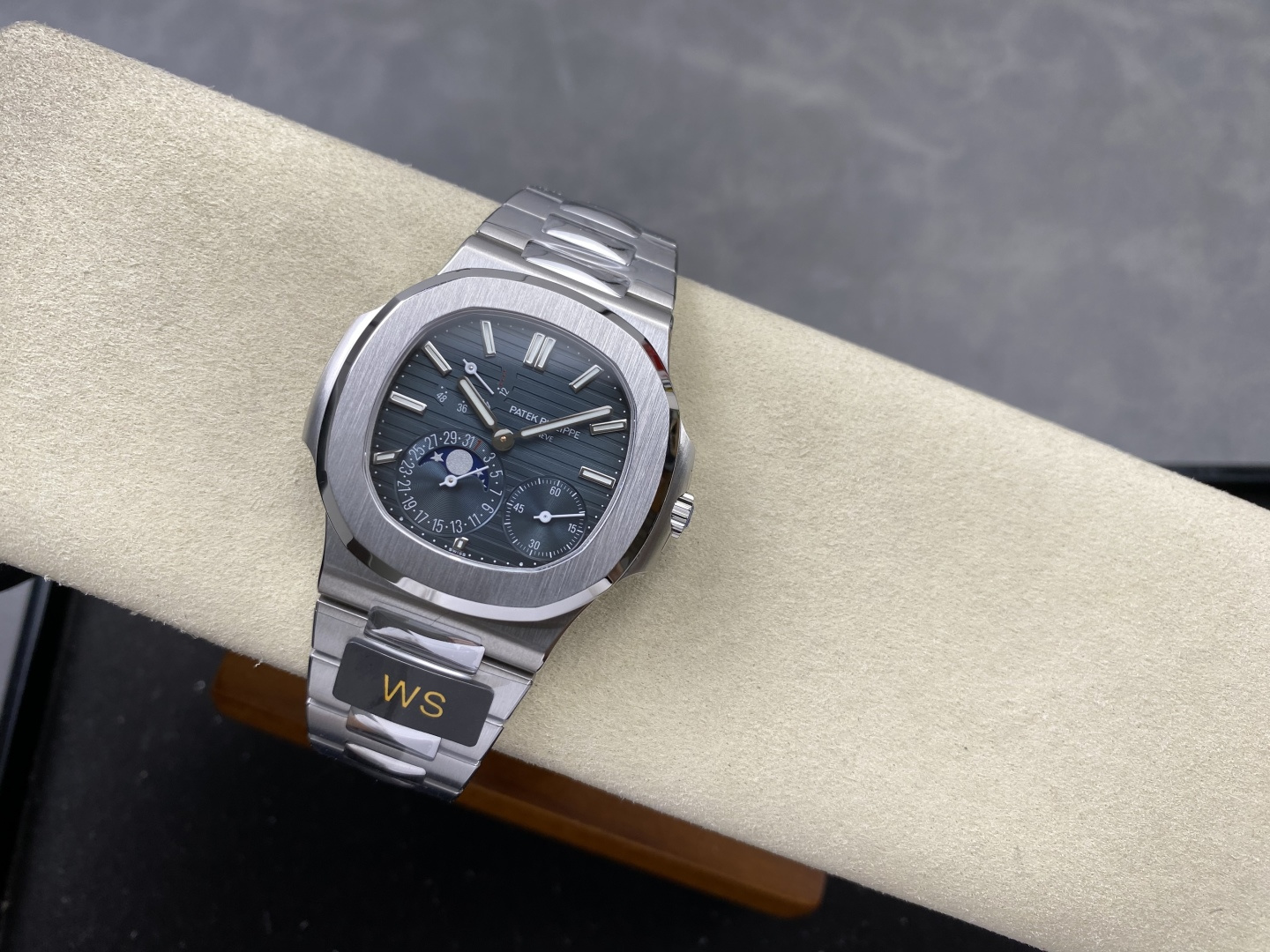 Patek Philippe Nautilus 5712 Rose-gold tone Gold dial 40 mm Moon phase WS Factory Configuration ACD19D 1:1 Superclone - Image 2