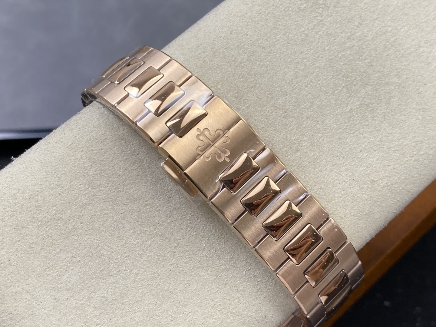 Patek Philippe Nautilus Phases De Lune 5712/1R-001 1:1 Superclone - Image 4