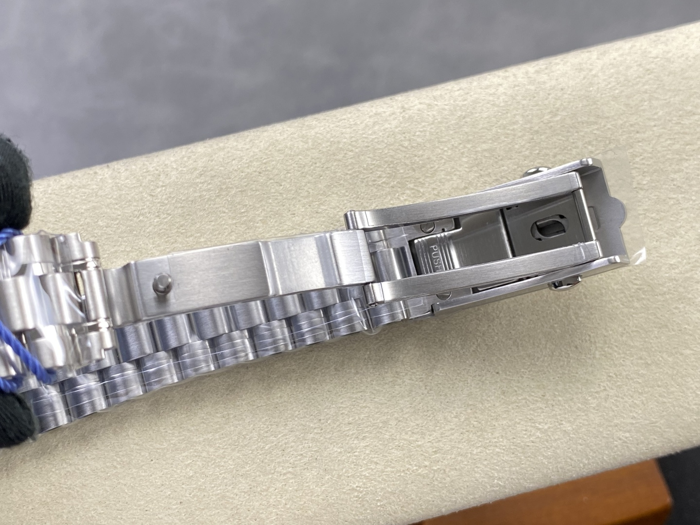 Omega Speedmaster Snoopy 834C69 1:1 Superclone - Image 6