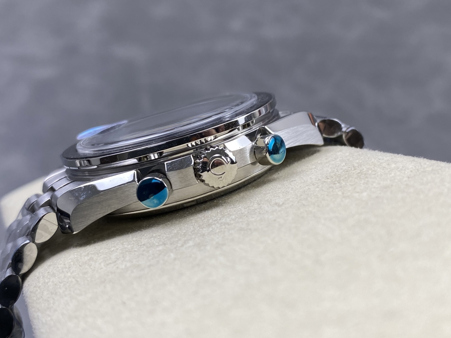 Omega Speedmaster Snoopy 834C69 1:1 Superclone - Image 4