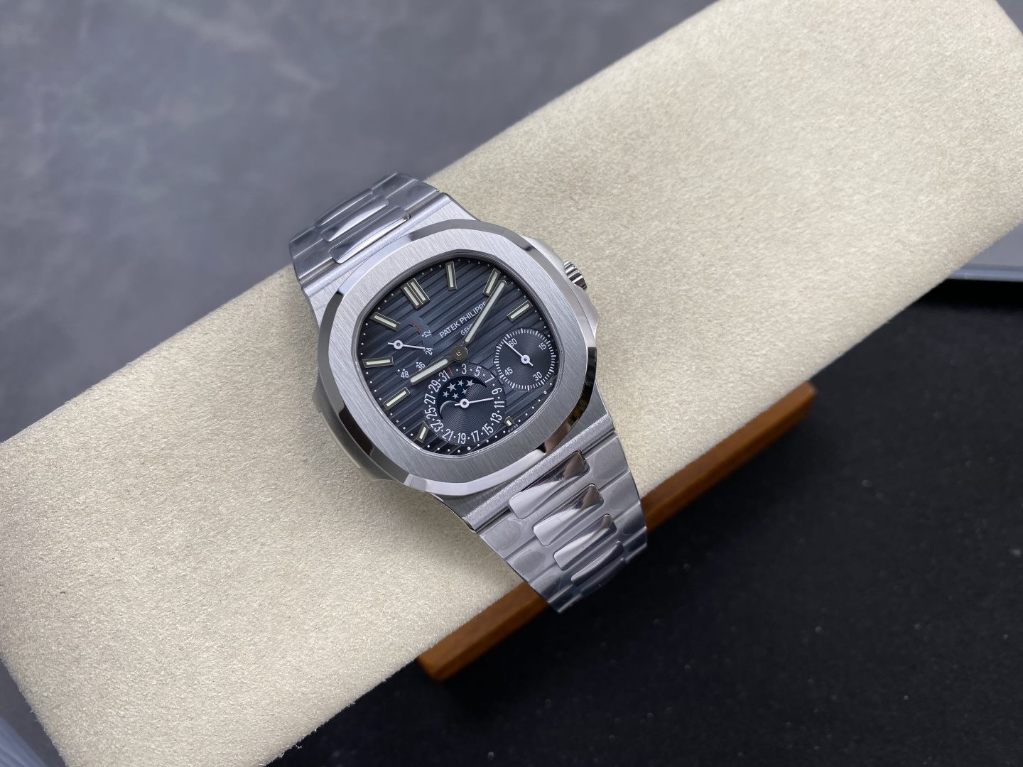 Patek Philippe Nautilus 5712/1A Rose-gold tone 1:1 Superclone