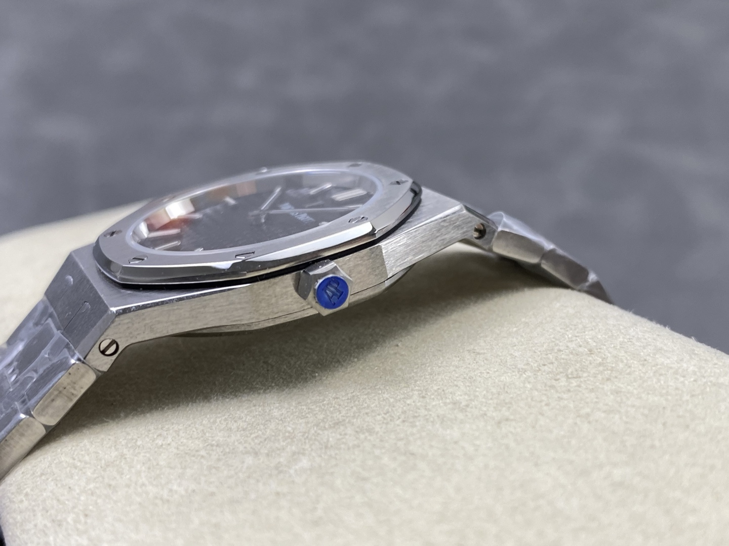 Audemars Piguet Royal Oak 67651OR 33 mm Date display Configuration 1B3F0C 1:1 Superclone - Image 4